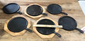 lot 26 image: (6) Cast Iron Fajita Plates, (3) Wood Chargers, Gonel Hecho en Mexico