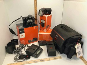lot 38 image: Sony Digital Camera 500 with Zoom Lens Kit, Charger, Flash