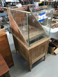lot 82 image: Antique Schafer Fountain Pen Display Case (missing top glass)