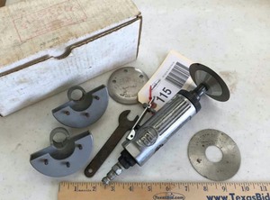 lot 115 image: Pneumatic Taxidermy Saw  Flesh-All Miniflesher