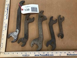 lot 138 image: (5) John Deere Wrenches
