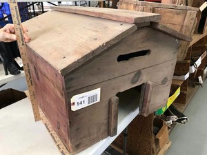 lot 141 image: Chicken CoopHouse with hinged top