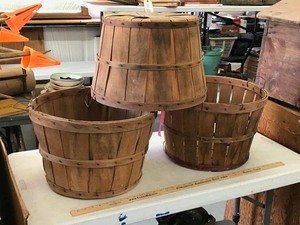 lot 487 image: (3) Peach Baskets