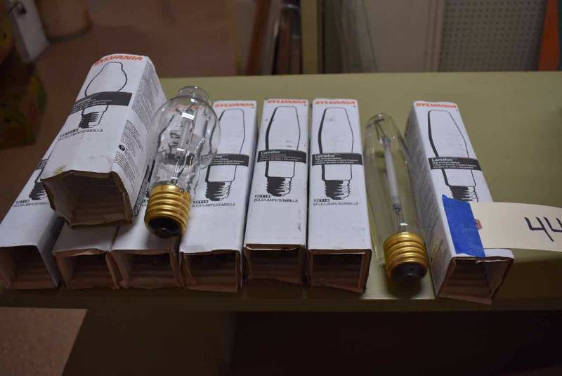 lot 44 image: (7) Bulbs Sylvania Lumalux High Pressure Sodium ET18