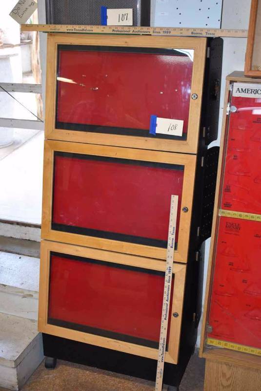 lot 108 image: Display Case On Casters