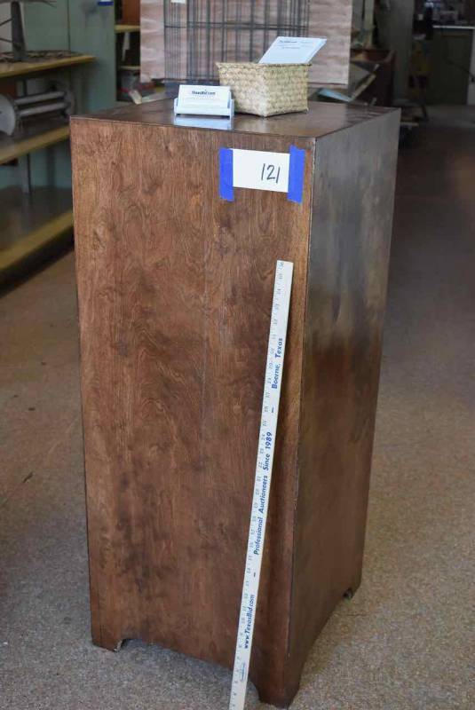 lot 121 image: Wood Pedestal