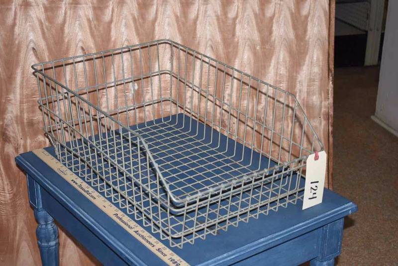 lot 124 image: Rectangular Wire Basket