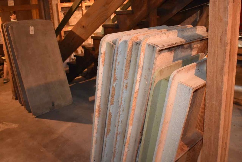 lot 280 image: (18) Floor Risers