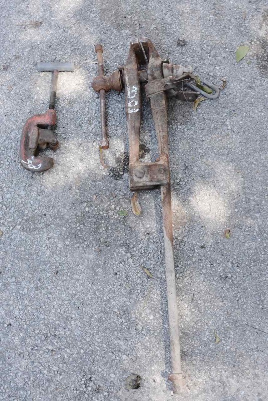 lot 300 image: Post Vise & Ridgid Pipe Cutter