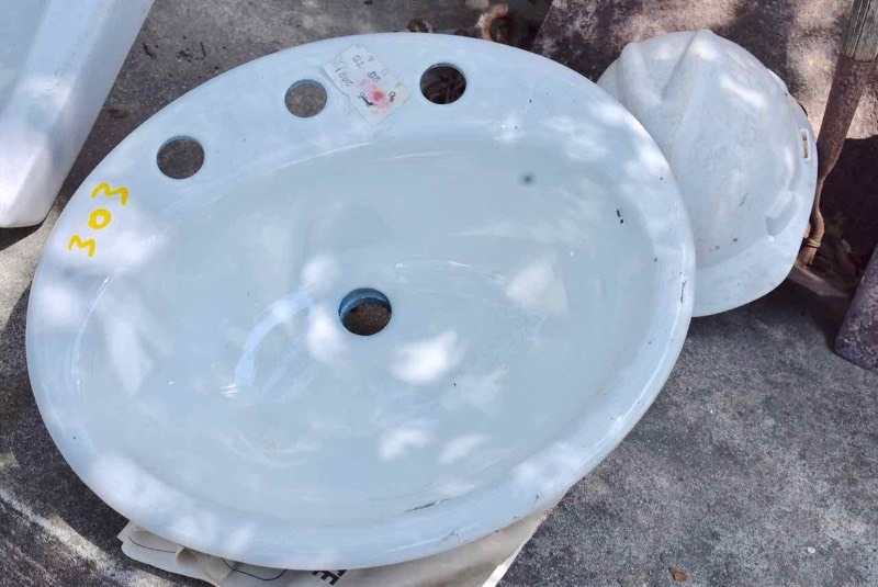 lot 303 image: Cast Iron Porcelain Oval Sink