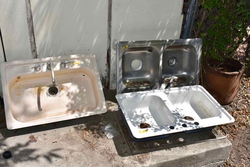 lot 304 image: (3)Kitchen Sinks Farm Style & Double