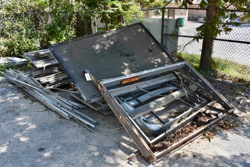 lot 323 image: Salvage Aluminum Windows, Screens, Etc.