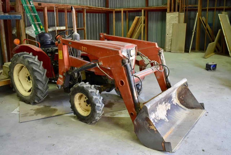 Yanmar 276D Diesel Tractor with Front End Loader, 4WD (rear box blade