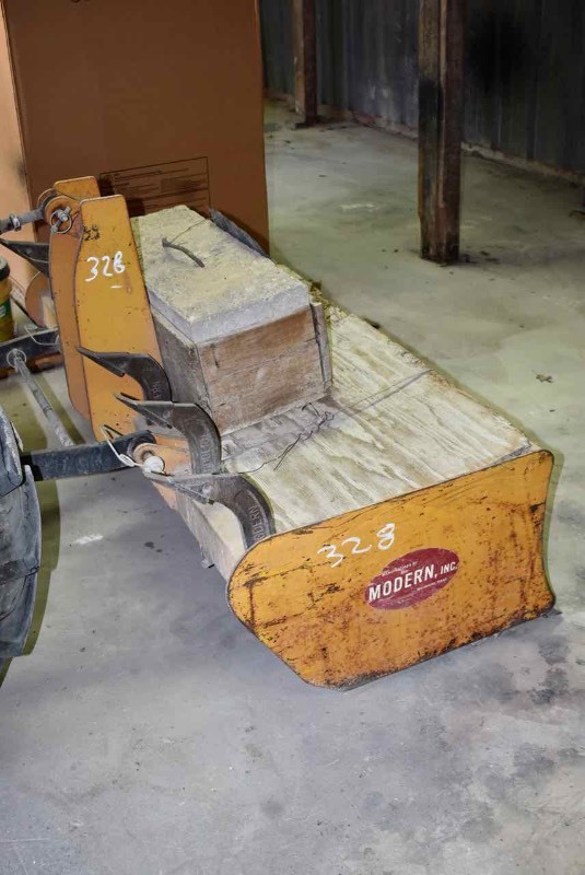 lot 328 image: Modern Box Blade, 3 pt hook up