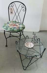 lot 67 image: Vintage Wrought Iron Patio Chair with Yo-Yo Pad, Side Table, Mosaic Bowl, Kitty Kat Napkin Holder