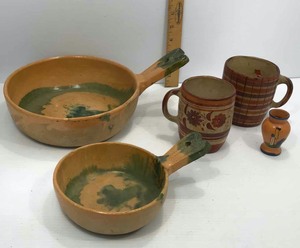 lot 118 image: Mexico Pottery  (2) Handled Bowls, (2) Mugs, Little Mini Vase
