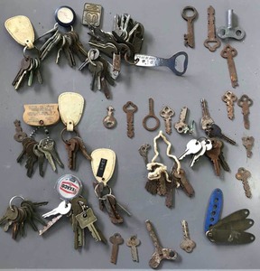 lot 148 image: Old Keys & Key Fobs