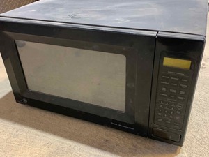 lot 36 image: Microwave GE