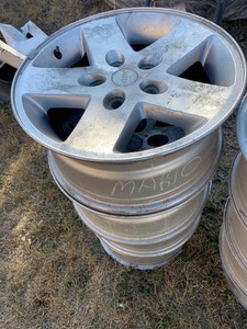 lot 28 image: (4)Wheels Jeep 17x7.5J