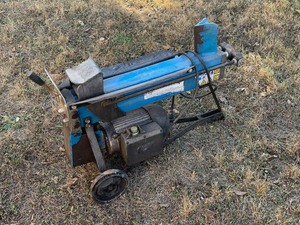 lot 8 image: Electric Log Splitter (used)