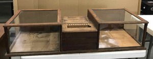 lot 129 image: Antique Oak General Display with Counting Box (The Sun Mfg. Co.)