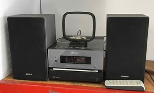 lot 134 image: Micro hi-fi component sysmtem CMT-BX1 - Compact Disc Receiver, Remote, (2) Speakers SS-CBX1