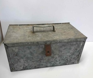 lot 322 image: Handmade Vintage Galvanized Tin Tool Box