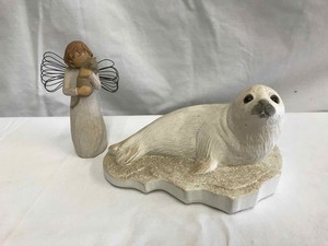 lot 330 image: Willow Tree Angel With Affection (angel holding kitty cat) and a Figurine  White Seal Pup