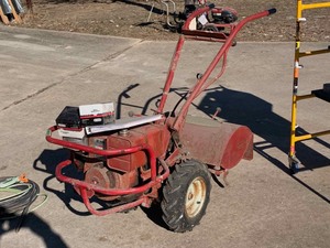 lot 2 image: Troy-bilt 8hp B&S Rear Tine Tiller