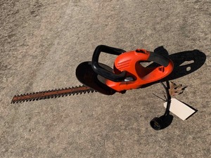 lot 16 image: Black & Decker Hedge Trimmer HT2200 (22 inch, electric)