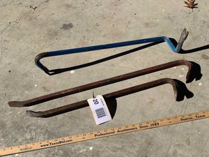 lot 20 image: (3) Pry Bars