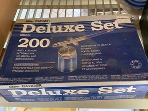 lot 40 image: Badger Model 200 Deluxe Air Brush