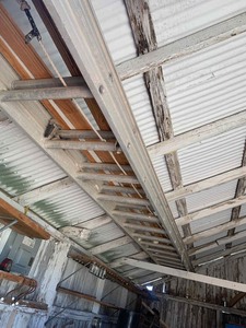 lot 129 image: Aluminum extension ladder (32 ft.)