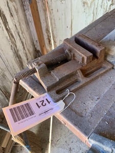 lot 121 image: Vise 4 inch