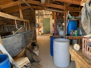 lot 116 image: Remaining contents of taxidermy shed vatstubs, hide cleaner, (3) tumblers, worktable, hide polisher, hide grinder, stretchers (disassembly required)