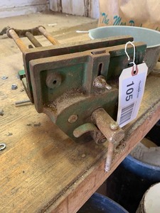 lot 105 image: Woodworkers Bench Vise